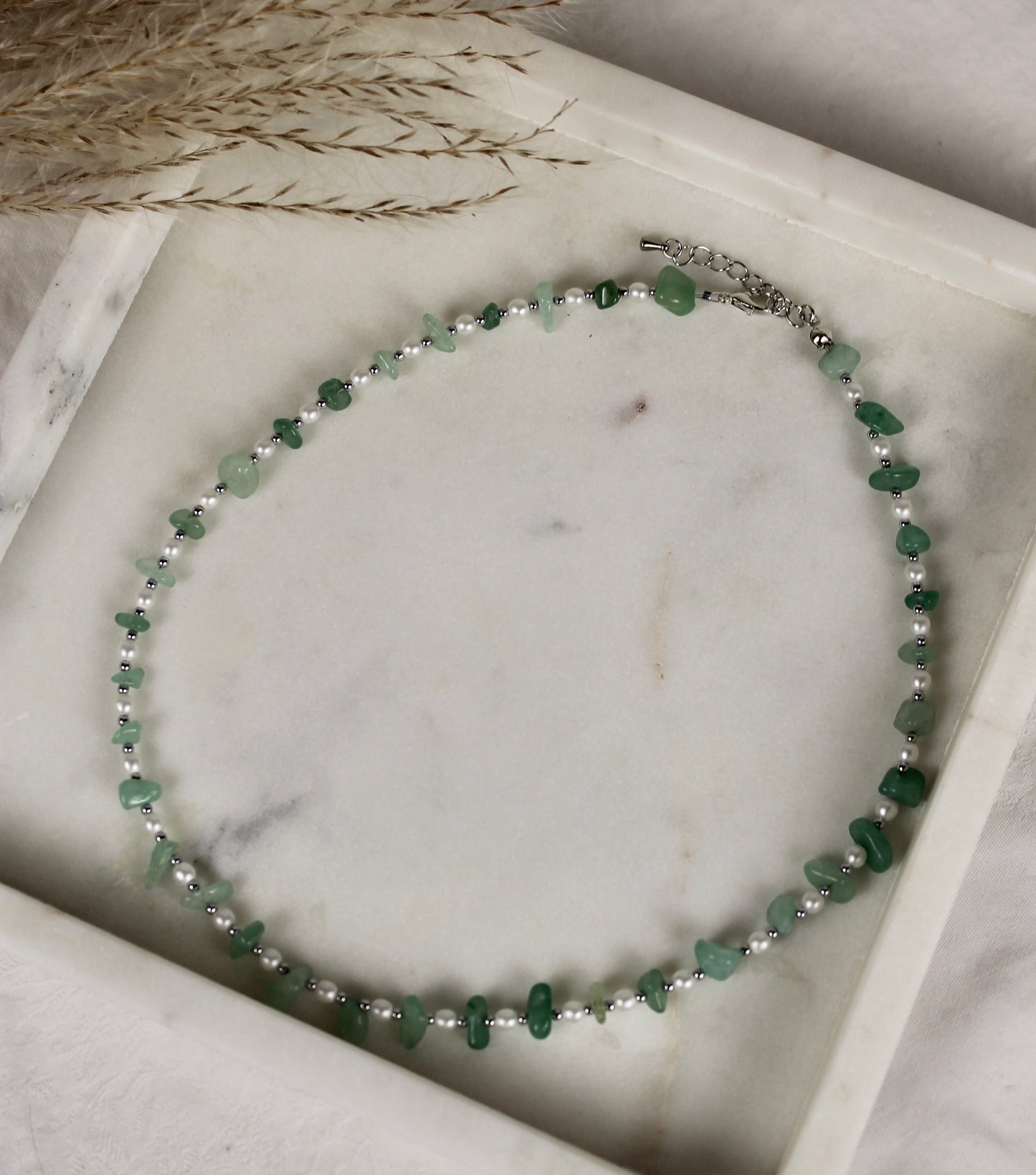 Edelsteinperlenhalskette gesplitterte Jade