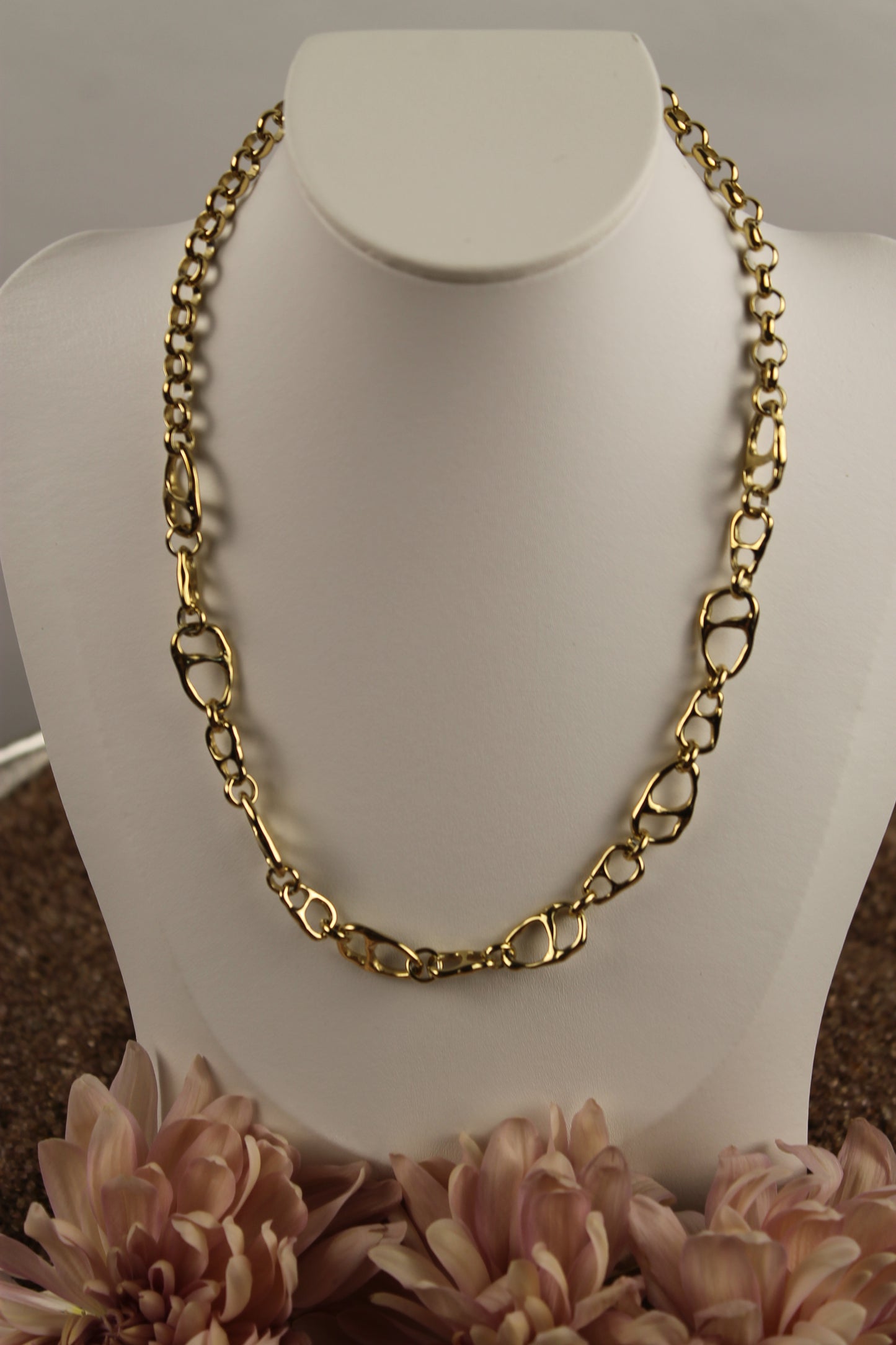 Halskette fondato su qualcosa