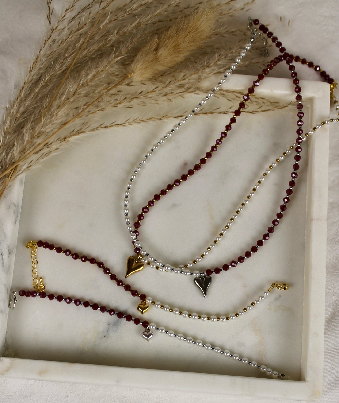 Weiß-Rotes Perlenarmband Clea